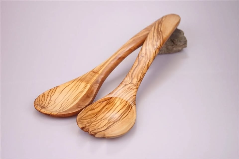 Handgefertigtes Olivenholz-Salatbesteck, elegante Gabel und Löffel für stilvolles Servieren von Salaten
