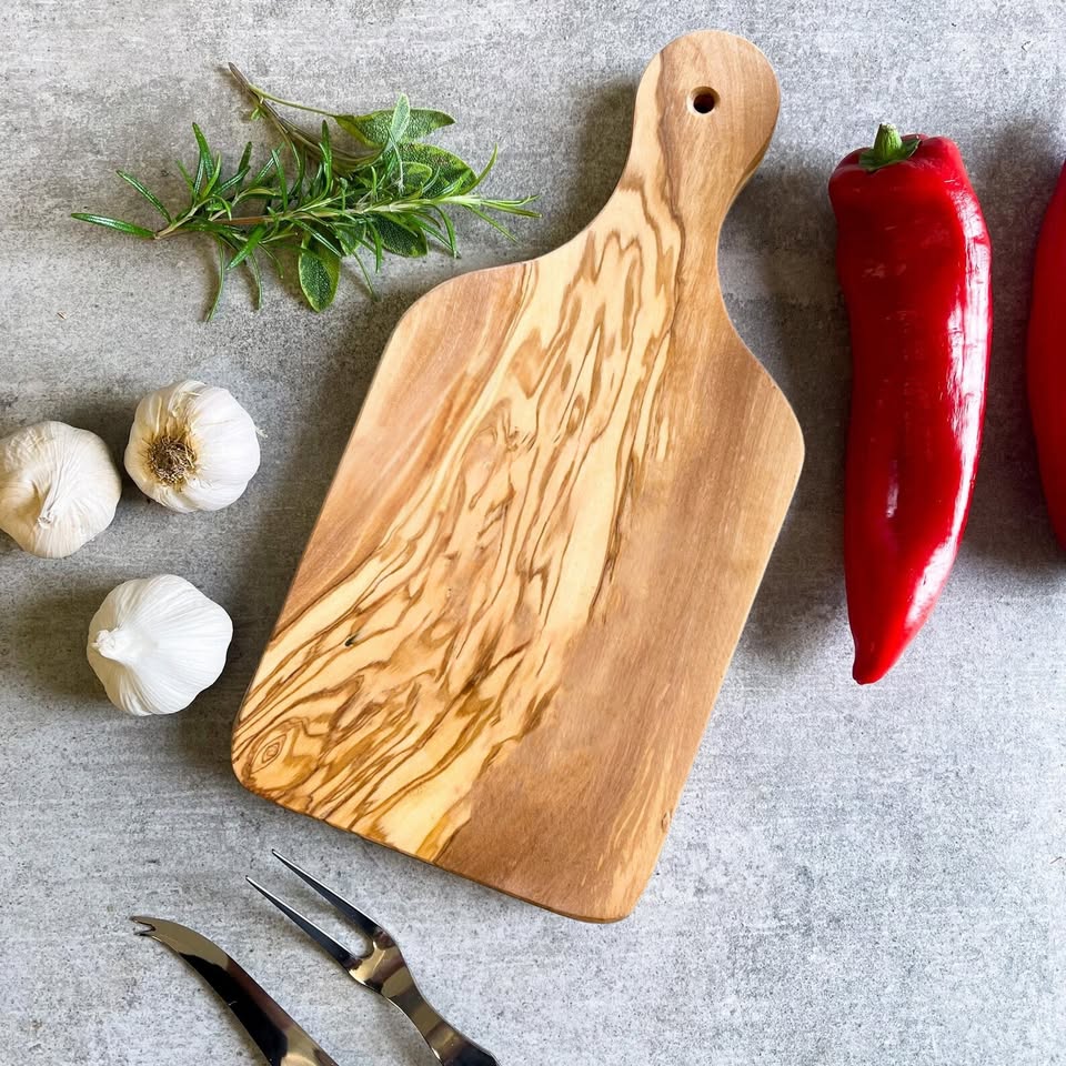 Schneidebrett aus natürlichem Olivenholz – robust und handgefertigt