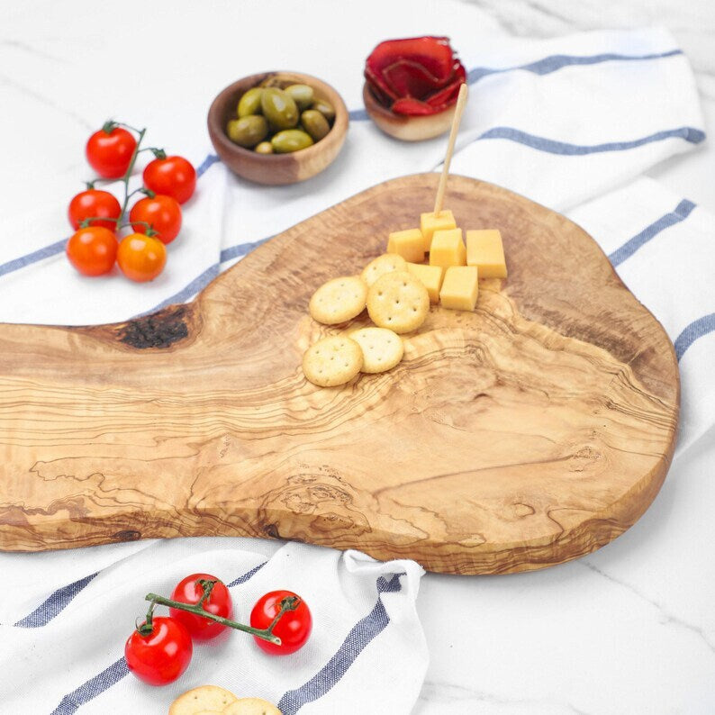 Massives Schneidbrett aus Olivenholz mit Griff
