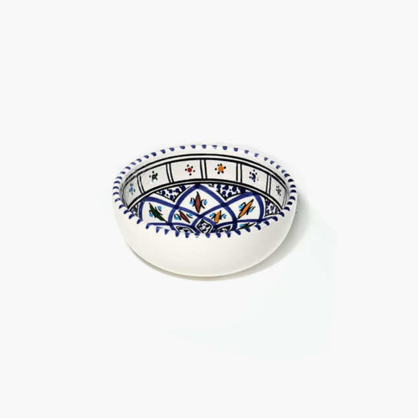 Handgefertigte mediterrane Keramikschüssel auf Holztisch – rustikales Design, Ø 13 cm, 6 cm hoch.
