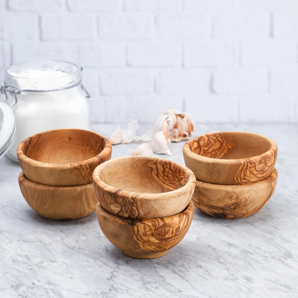 Kleine handgefertigte Schale aus Olivenholz – hochwertig, elegant und natürlich


