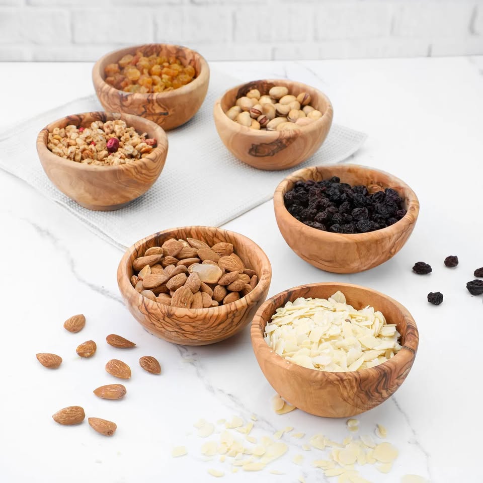 Kleine handgefertigte Schale aus Olivenholz – hochwertig, elegant und natürlich

