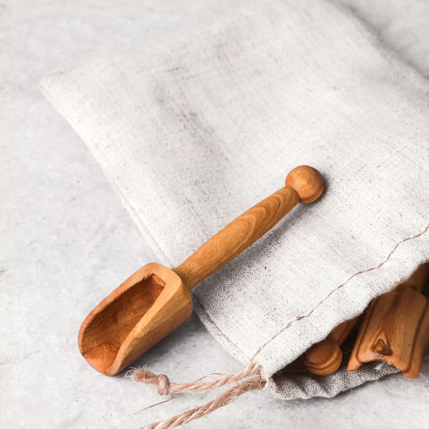 Handgefertigte Mini-Löffel aus Olivenholz, ideal zum Servieren von Gewürzen und Honig