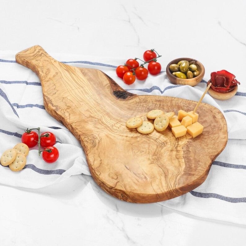 Massives Schneidbrett aus Olivenholz mit Griff, ideal zum Schneiden und Servieren