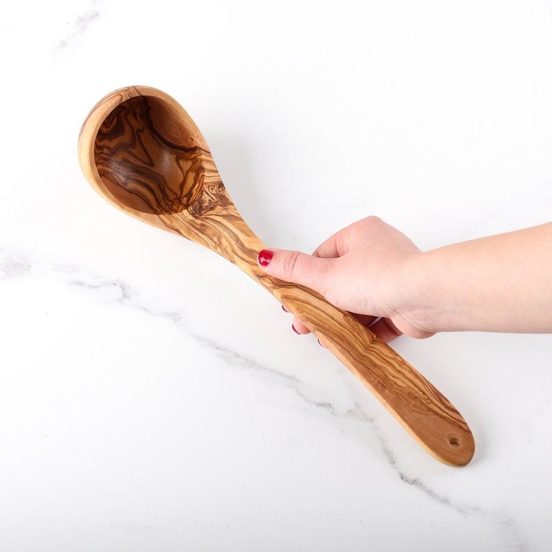Suppenkelle aus Olivenholz mit natürlicher Maserung, ideal zum Servieren von Suppen