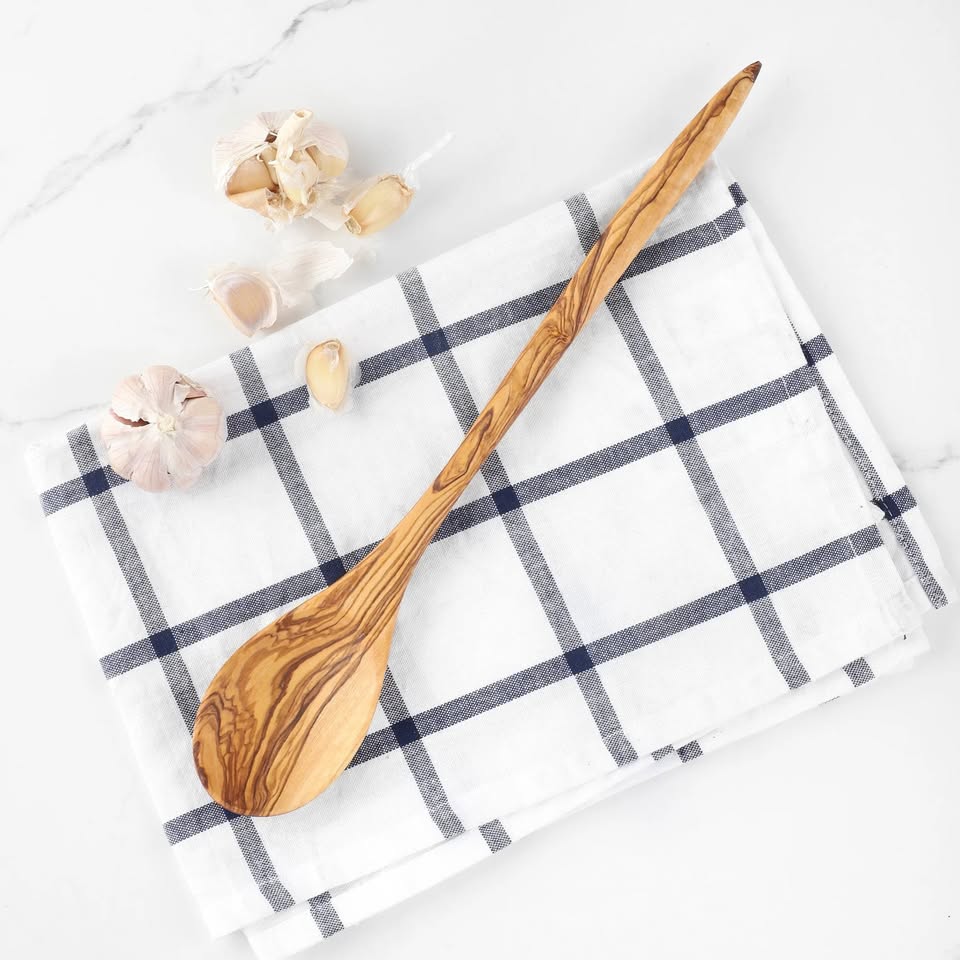 Handgefertigter Kochlöffel aus Olivenholz mit natürlicher Maserung, ideal zum Kochen und Rühren