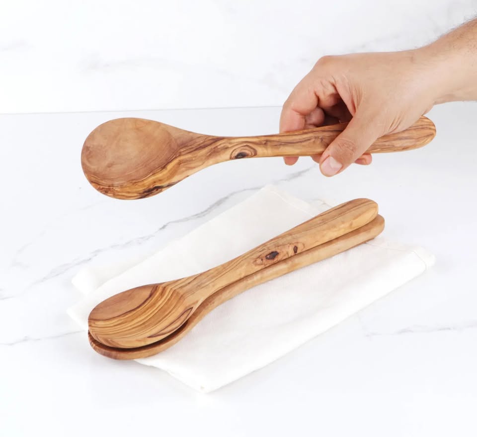 Set aus Kochutensilien aus Olivenholz mit natürlicher Maserung, ideal für die Küche