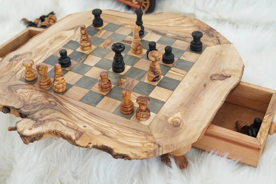 Rustikales Schachspiel aus Olivenholz, handgefertigt und einzigartig

