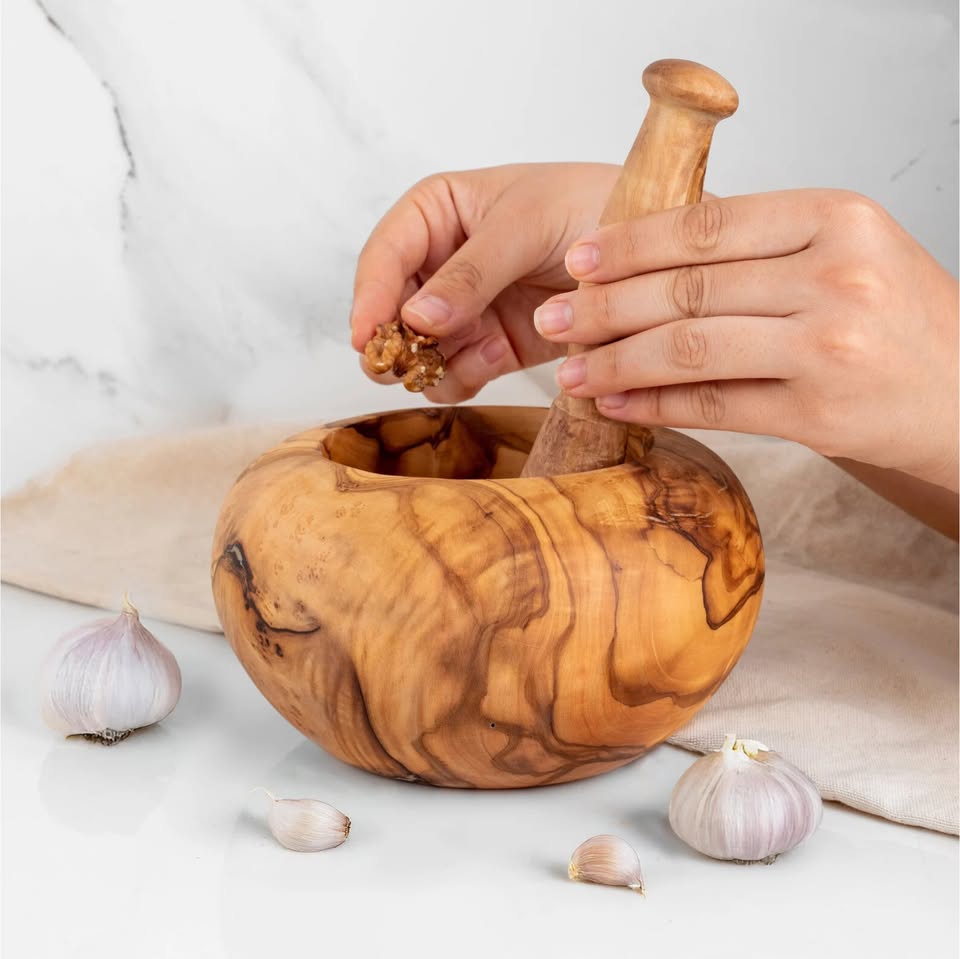 Handgemachter Mörser mit Stößel aus Olivenholz – Naturprodukt