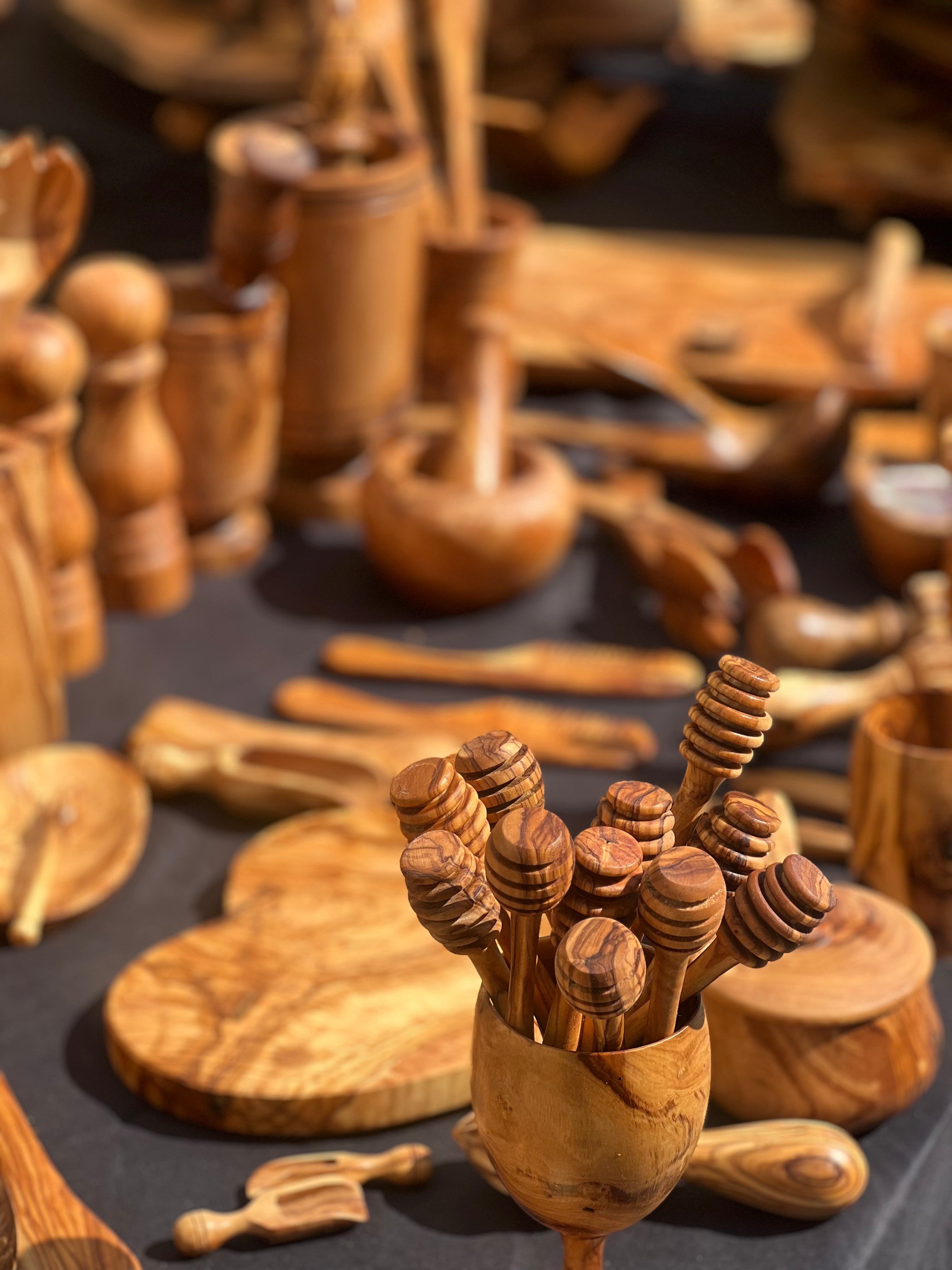 Marktstand mit Olivenholz-Produkten-Murten-Brocante