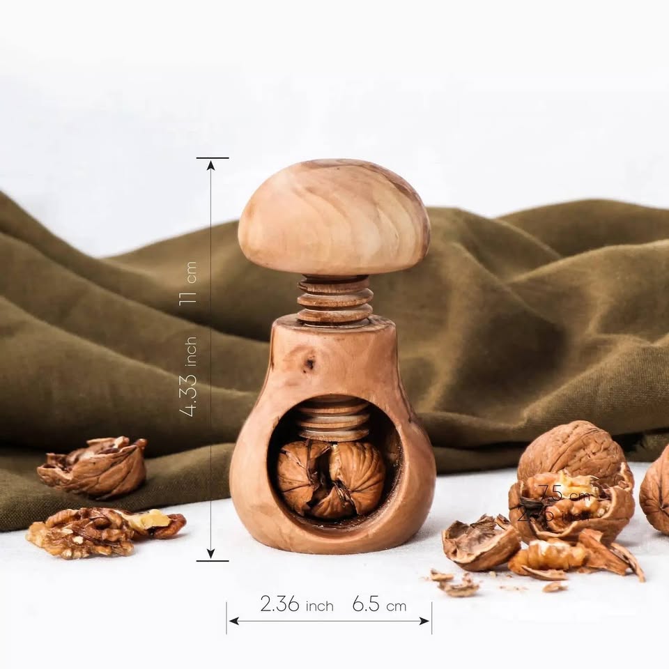 Robuster Nussöffner handgemacht aus Holz

