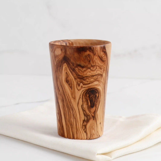 Handgefertigter Becher aus Olivenholz – umweltfreundlich, einzigartig und stilvoll

