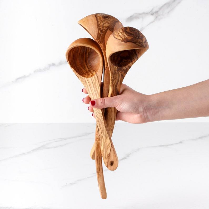 Suppenkelle aus Olivenholz mit natürlicher Maserung, ideal zum Servieren von Suppen
