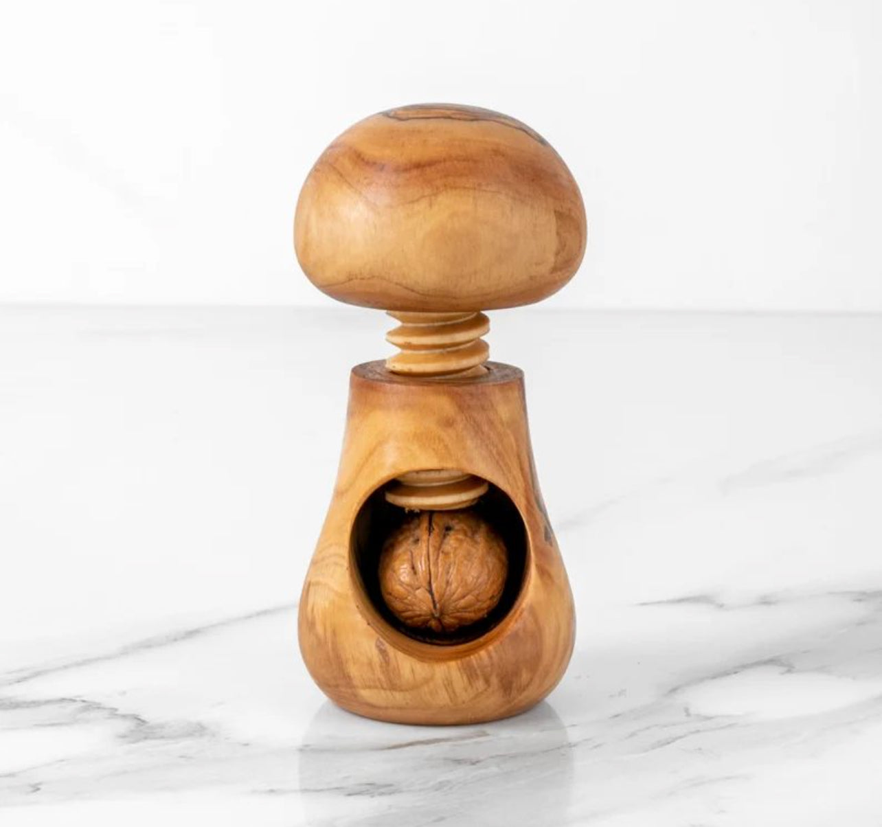 Robuster Nussöffner handgemacht aus Holz

