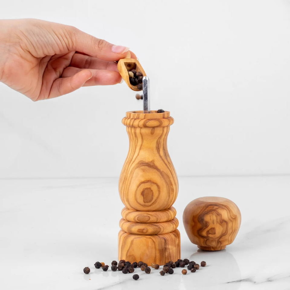 Handgefertigtes Salz- und Pfeffermühlen aus Olivenholz – Gourmet-Mühle - Handgefertigt Schweiz | Mediterranean Art - Handgefertigt Schweiz | Mediterranean Art - Handgefertigt Schweiz | Mediterranean Art Olivenholz handgefertigt Schweiz - Bild 2
