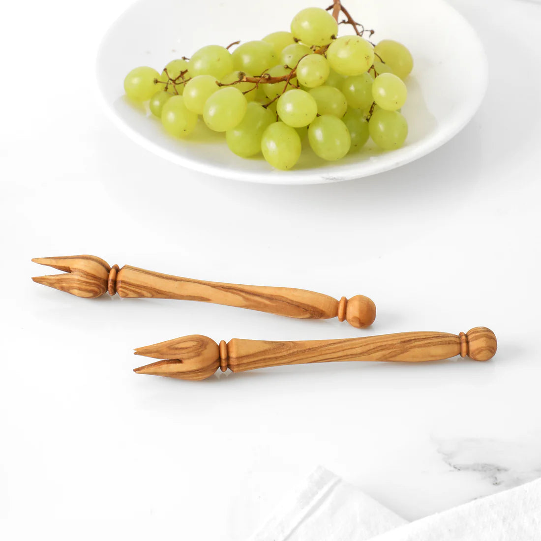 Detailaufnahme der einzigartigen Maserung eines handgefertigten Olivenholz Pickers