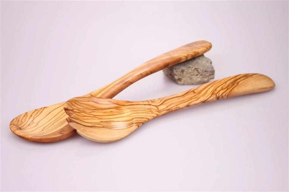 Handgefertigtes Olivenholz-Salatbesteck, elegante Gabel und Löffel für stilvolles Servieren von Salaten
