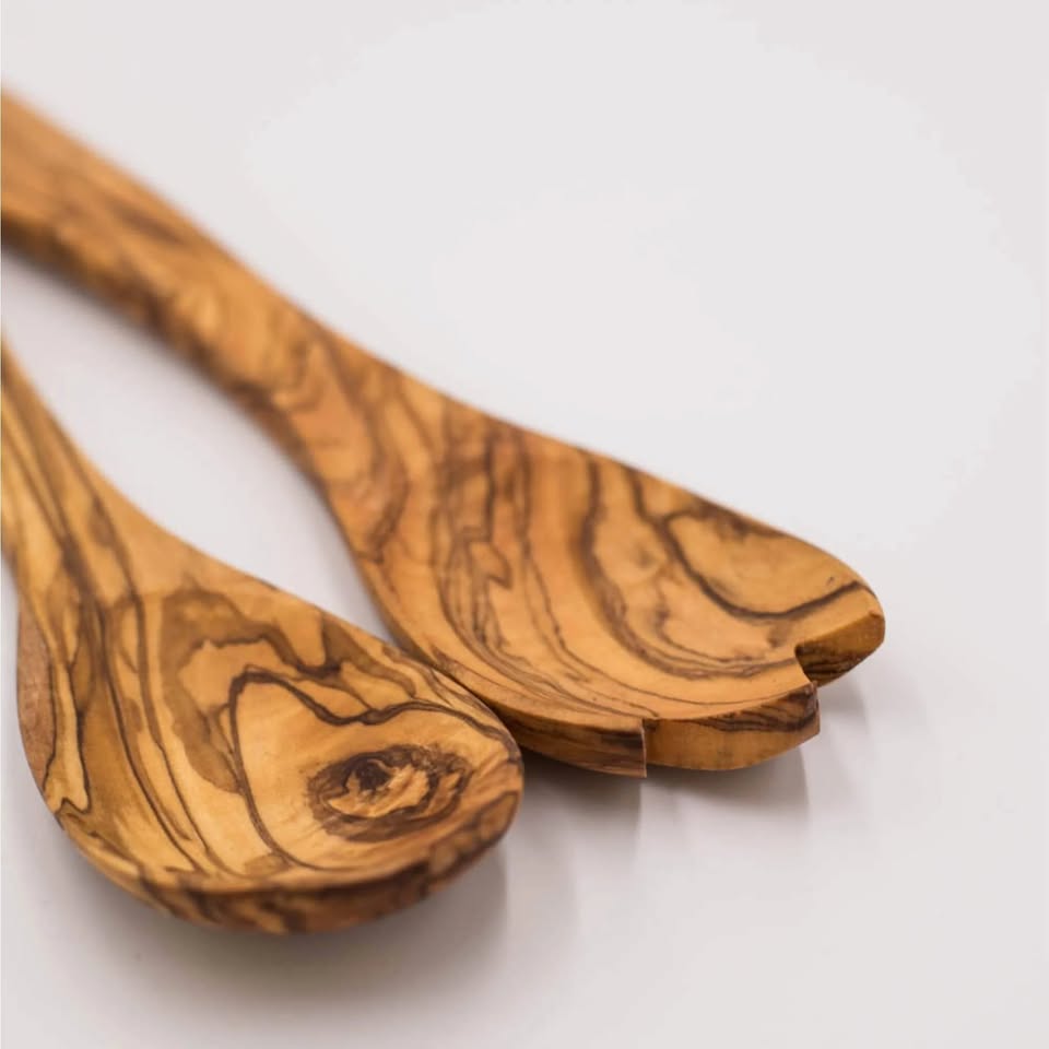 Handgefertigtes Olivenholz-Salatbesteck, elegante Gabel und Löffel für stilvolles Servieren von Salaten
