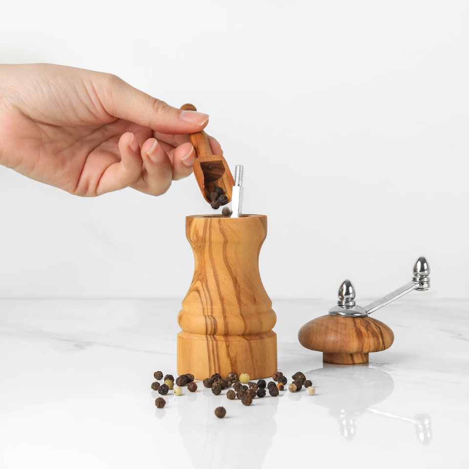 Salz- und Pfeffermühle aus Olivenholz mit natürlicher Maserung, ideal zum Würzen von Speisen