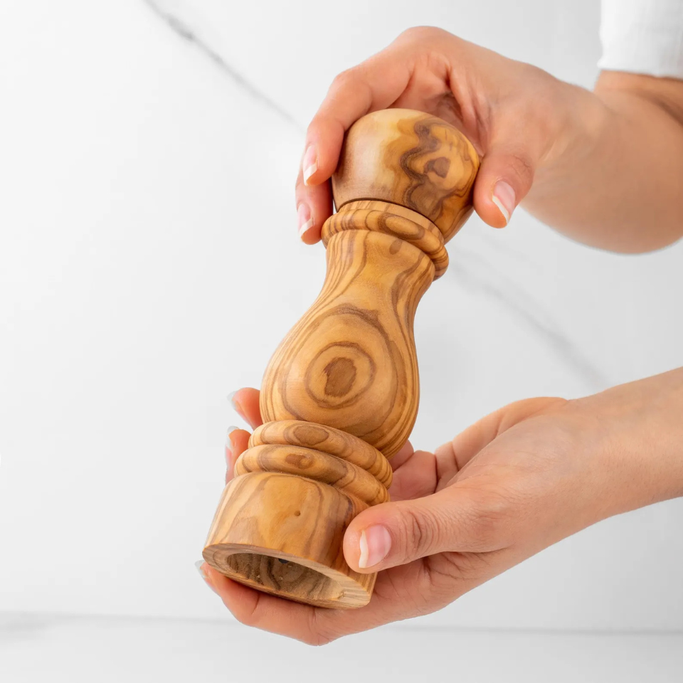 Handgefertigtes Salz- und Pfeffermühlen aus Olivenholz – Gourmet-Mühle - Handgefertigt Schweiz | Mediterranean Art - Handgefertigt Schweiz | Mediterranean Art - Handgefertigt Schweiz | Mediterranean Art Olivenholz handgefertigt Schweiz - Bild 3