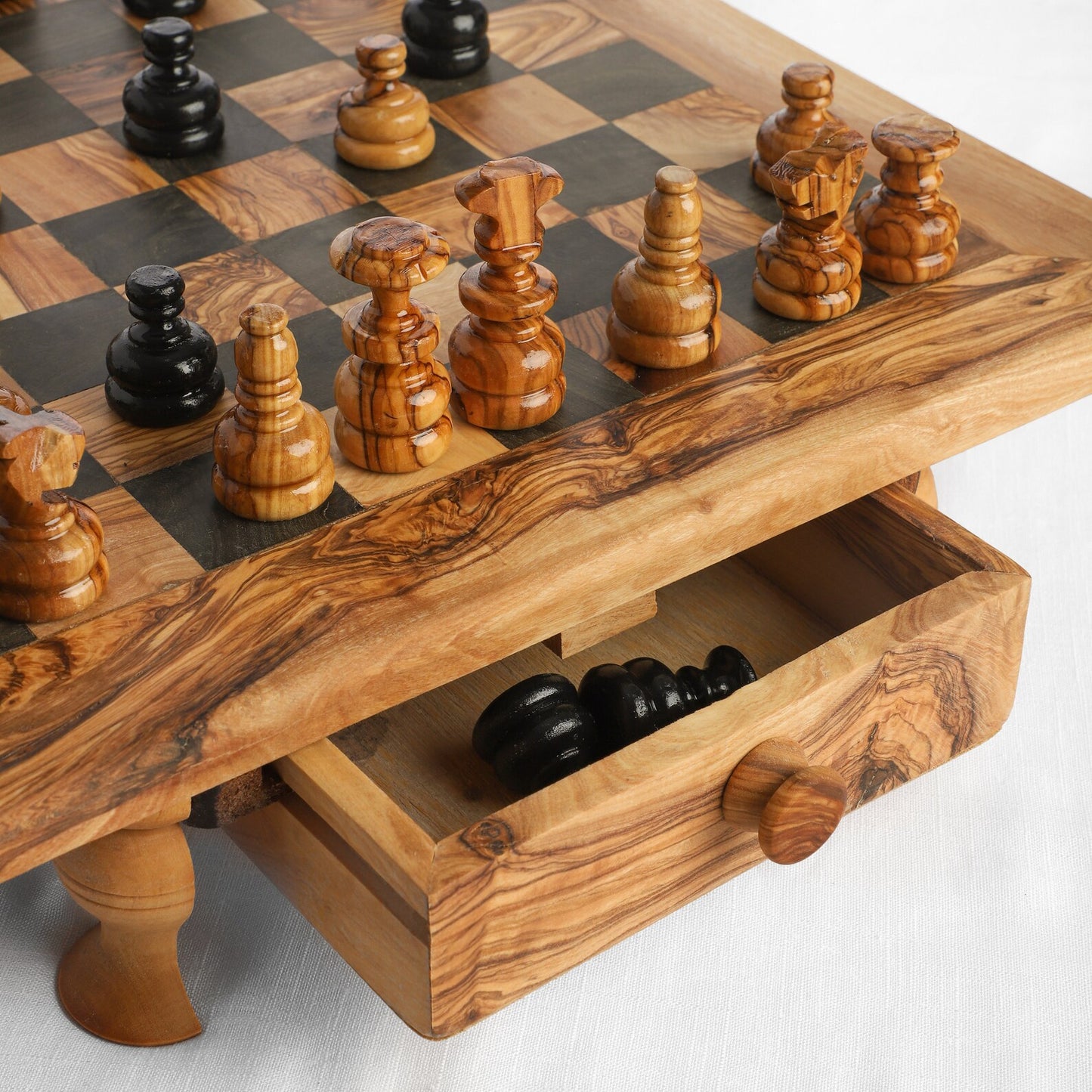 Luxus Schachbrett aus Olivenholz – handgefertigt für Schachliebhaber in der Schweiz, exklusive Holzmaserung & edles Design