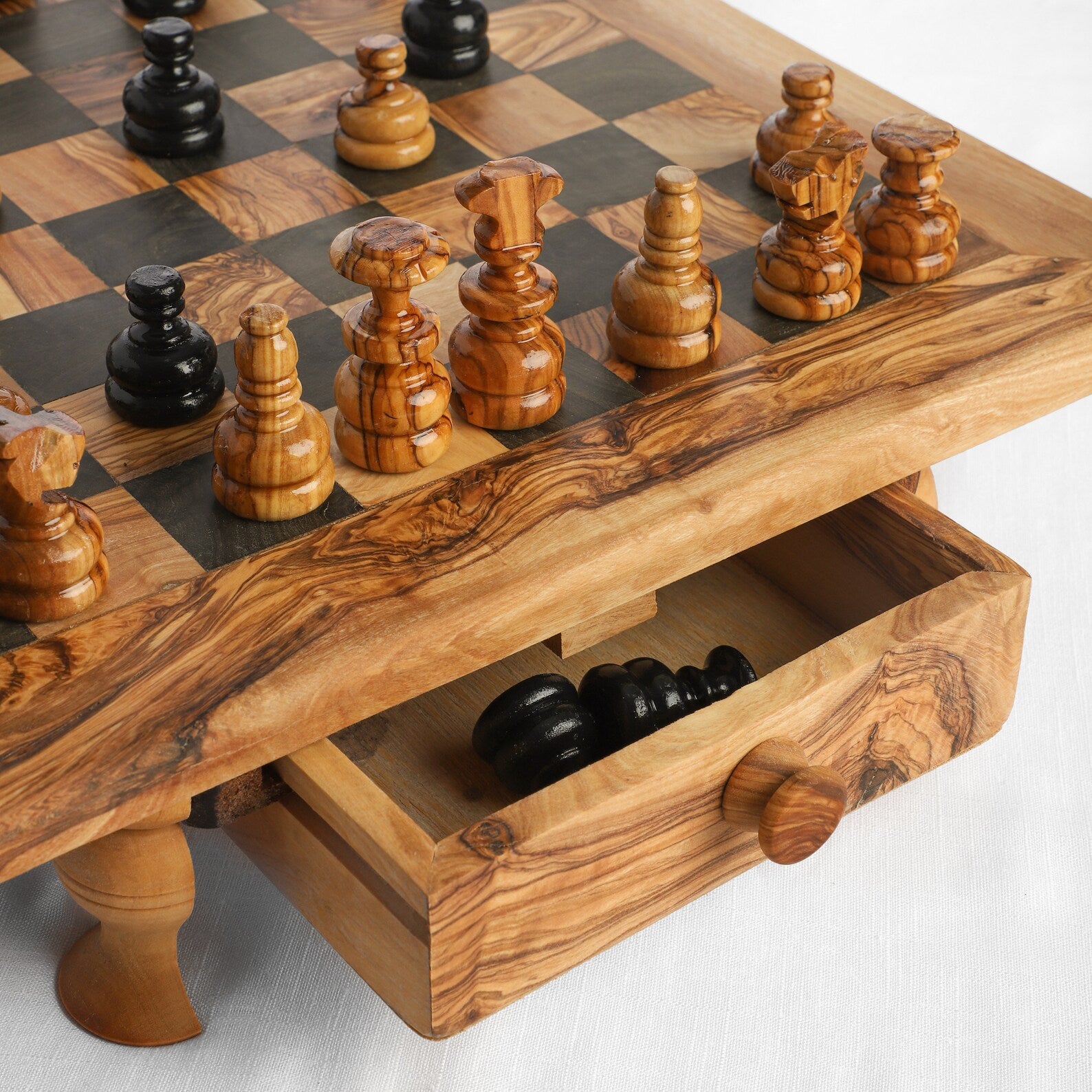 Luxus Schachbrett aus Olivenholz – handgefertigt für Schachliebhaber in der Schweiz, exklusive Holzmaserung & edles Design