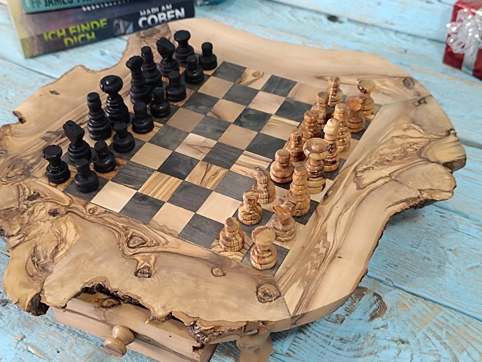 Handgefertigtes Schachbrett aus Olivenholz mit natürlicher Maserung – edles Design für Sammler und Schachliebhaber