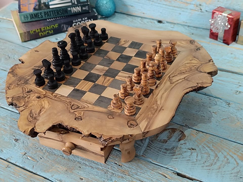 Handgefertigtes Schachbrett aus Olivenholz mit natürlicher Maserung – edles Design für Sammler und Schachliebhaber