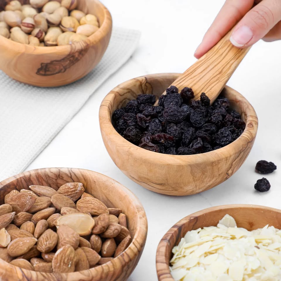 Kleine handgefertigte Schale aus Olivenholz – hochwertig, elegant und natürlich

