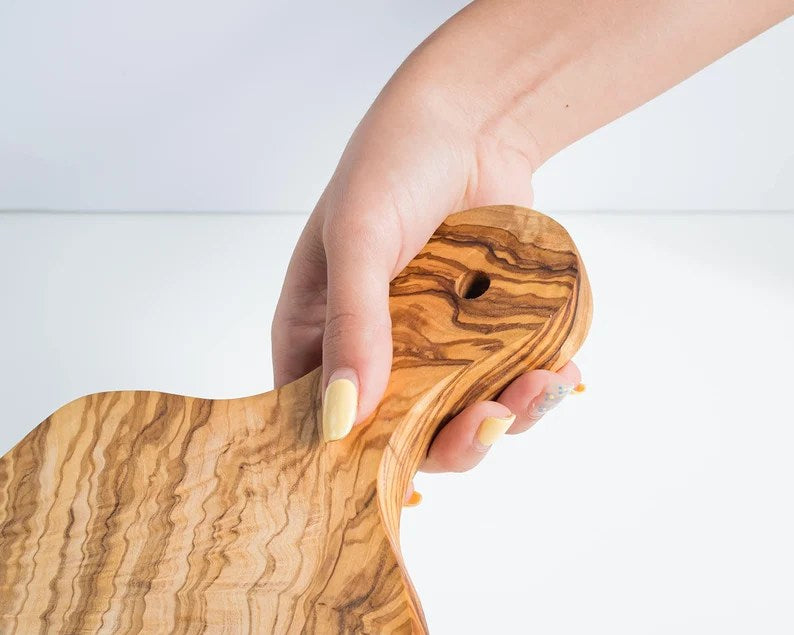 Handgemachtes Schneidebrett aus Olivenholz – Fleisch-, Käse- und Buffetbrett, ideales Geschenk zur Einweihung

