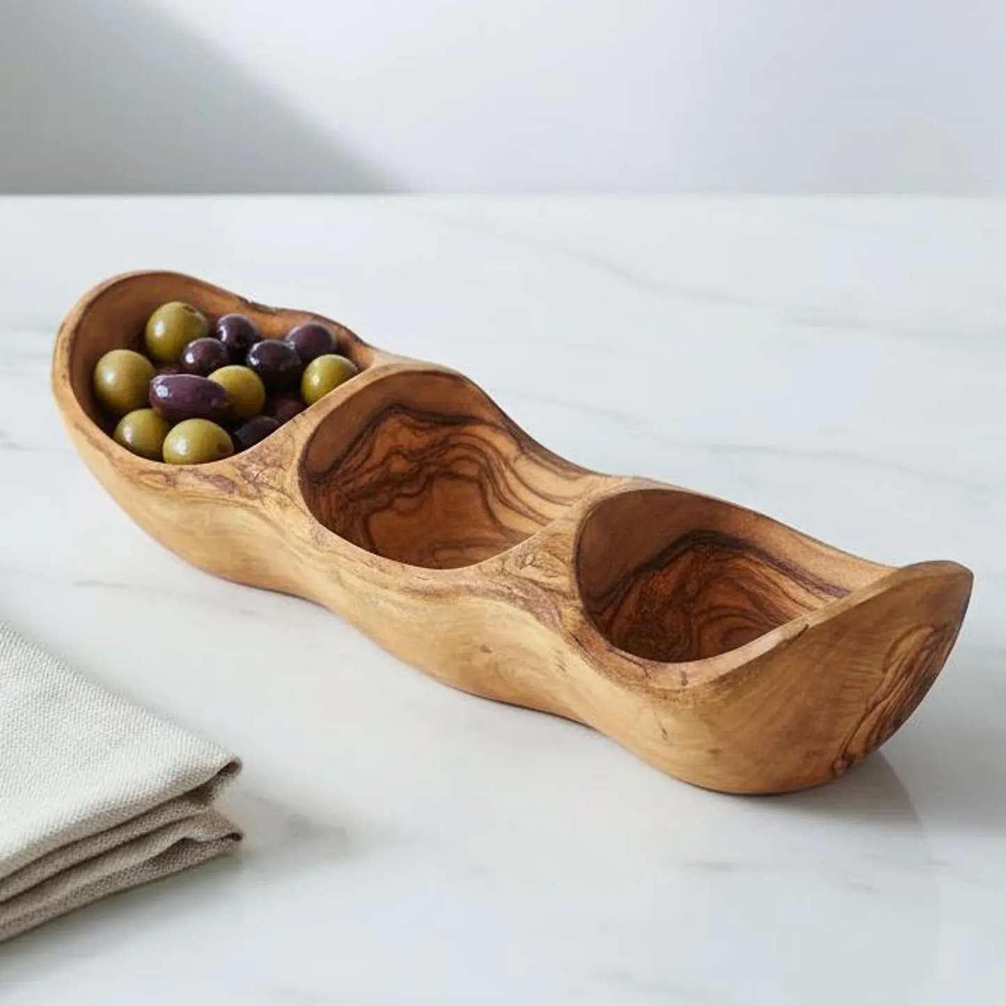 Handgefertigte Snackschale aus Olivenholz mit 3 Fächern – ideal für Oliven, Nüsse und Vorspeisen