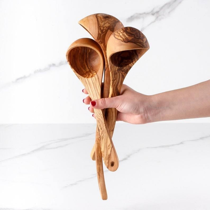Handgefertigte Schöpfkelle aus Olivenholz, 30 cm – rustikal und langlebig


