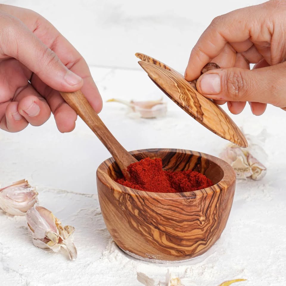 Zuckerdose aus Olivenholz mit Holz-Kaffeelöffel – nachhaltiges Design

