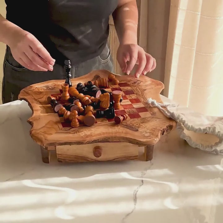 Handgefertigtes Schachspiel aus Olivenholz mit Schachbrett und Figuren, mediterrane Maserung, hochwertige Verarbeitung, nachhaltiges Naturholz