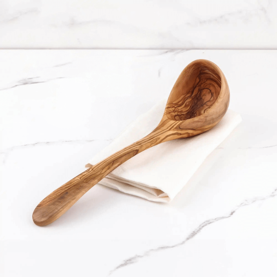 Rustikale Schöpfkelle aus Olivenholz mit natürlicher Maserung, ideal zum Servieren von Suppen und Saucen