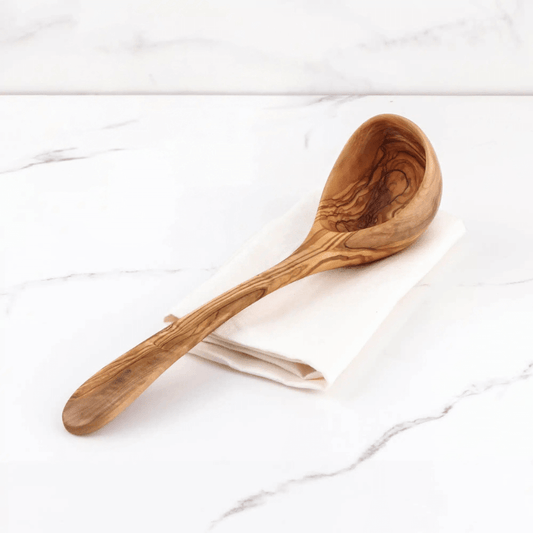 Rustikale Schöpfkelle aus Olivenholz mit natürlicher Maserung, ideal zum Servieren von Suppen und Saucen