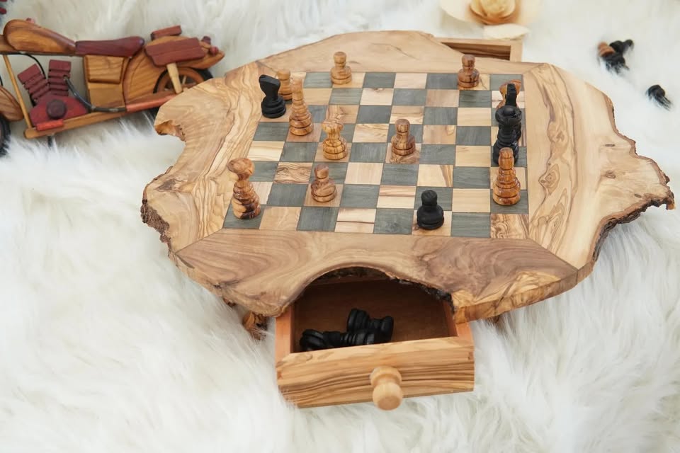 Rustikales Schachspiel aus Olivenholz, handgefertigt und einzigartig

