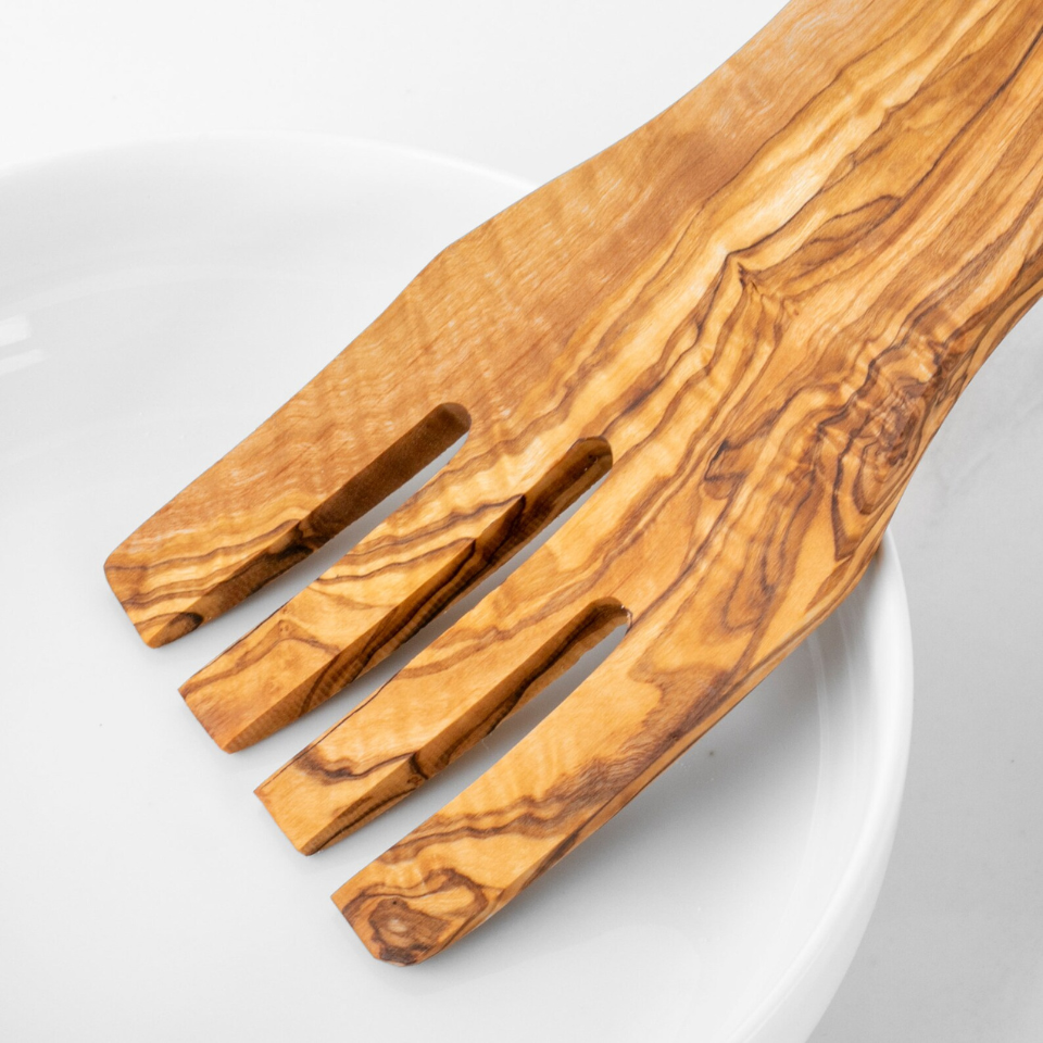 Handgefertigte Salathände aus Olivenholz, ideal zum Servieren von Salaten und Beilagen