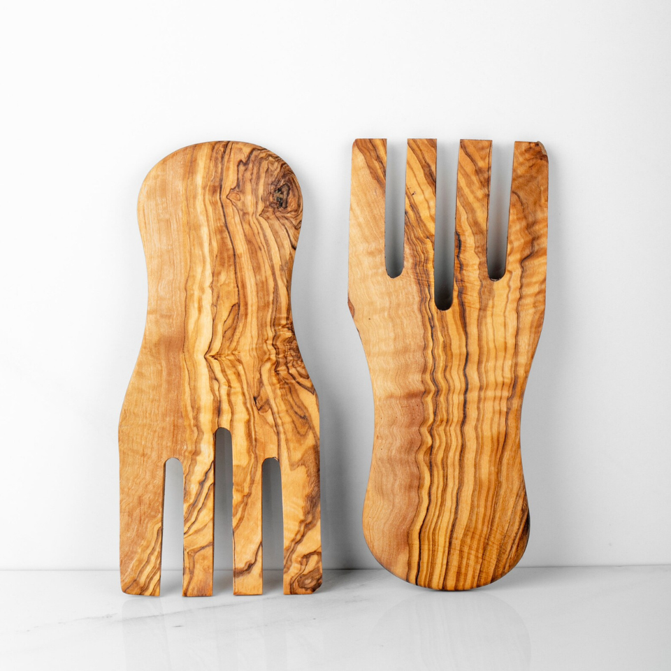 Handgefertigte Salathände aus Olivenholz, ideal zum Servieren von Salaten und Beilagen