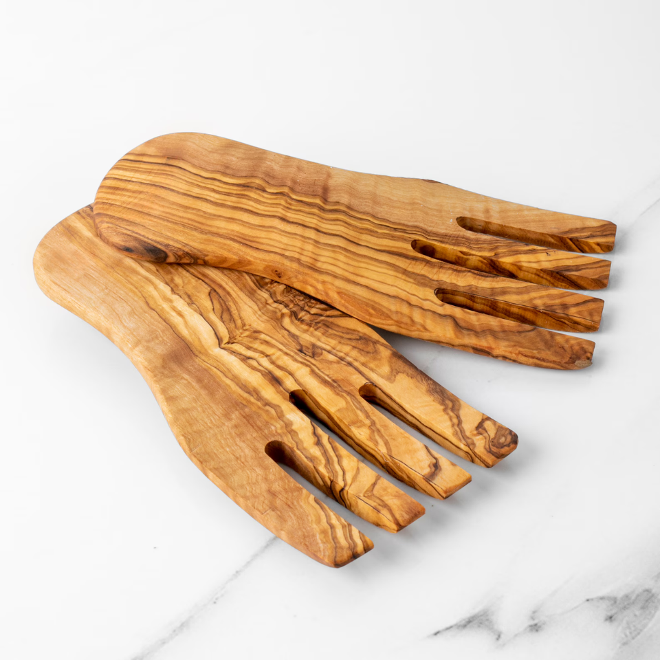 Handgefertigte Salathände aus Olivenholz, ideal zum Servieren von Salaten und Beilagen