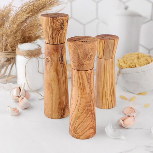 Salz- und Pfeffermühle aus Olivenholz mit natürlicher Maserung, ideal zum Würzen von Speisen