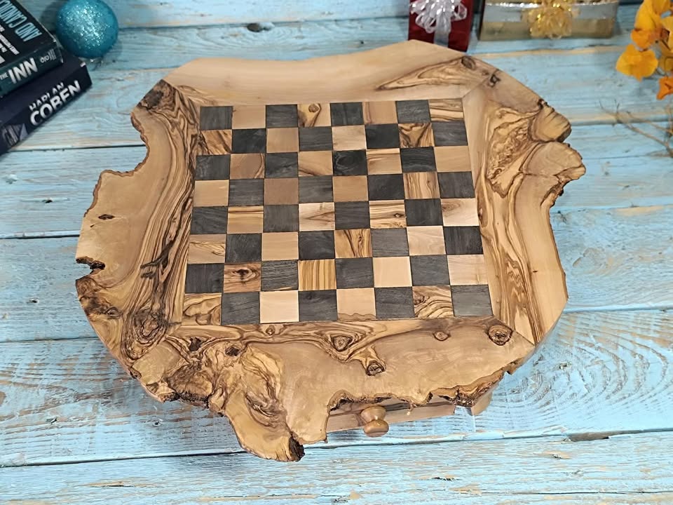 Handgefertigtes Schachbrett aus Olivenholz mit natürlicher Maserung – edles Design für Sammler und Schachliebhaber