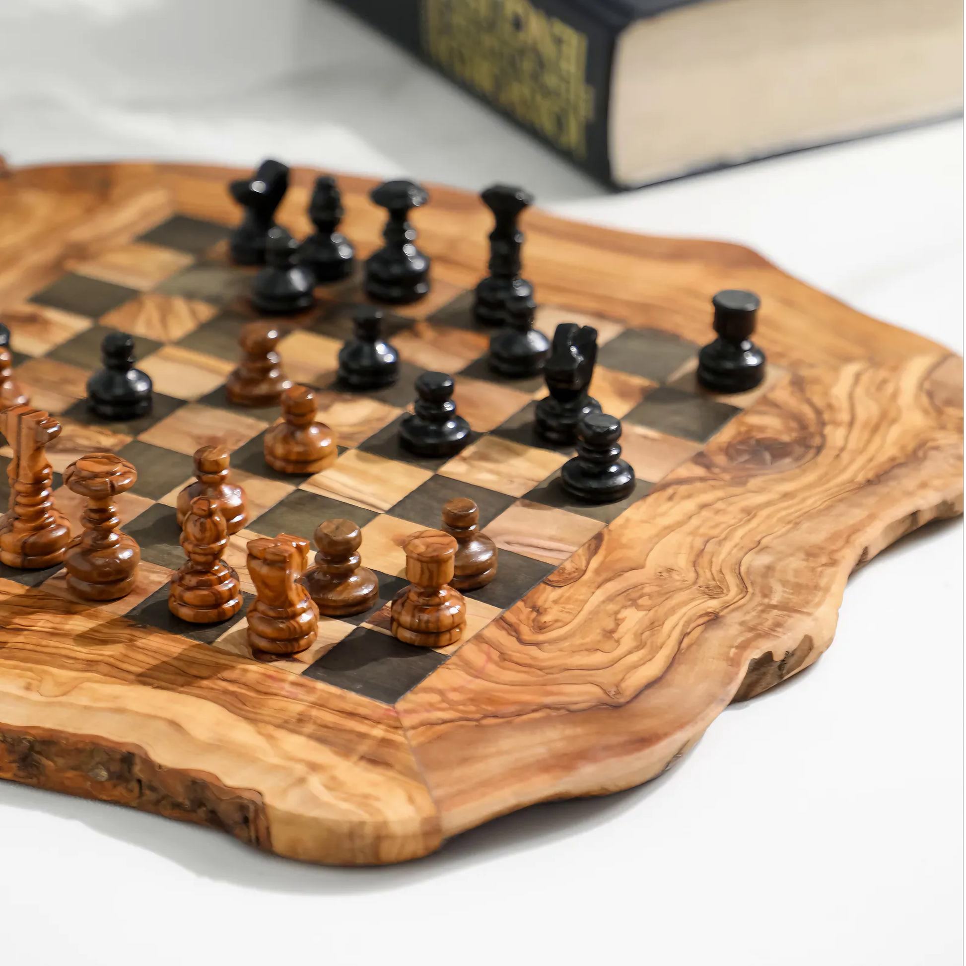 Schachbrett aus Olivenholz mit natürlichen Kanten