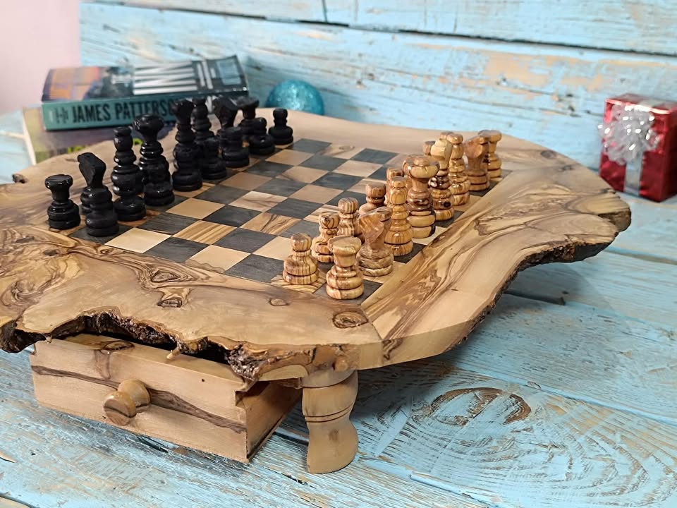 Handgefertigtes Schachbrett aus Olivenholz mit natürlicher Maserung – edles Design für Sammler und Schachliebhaber