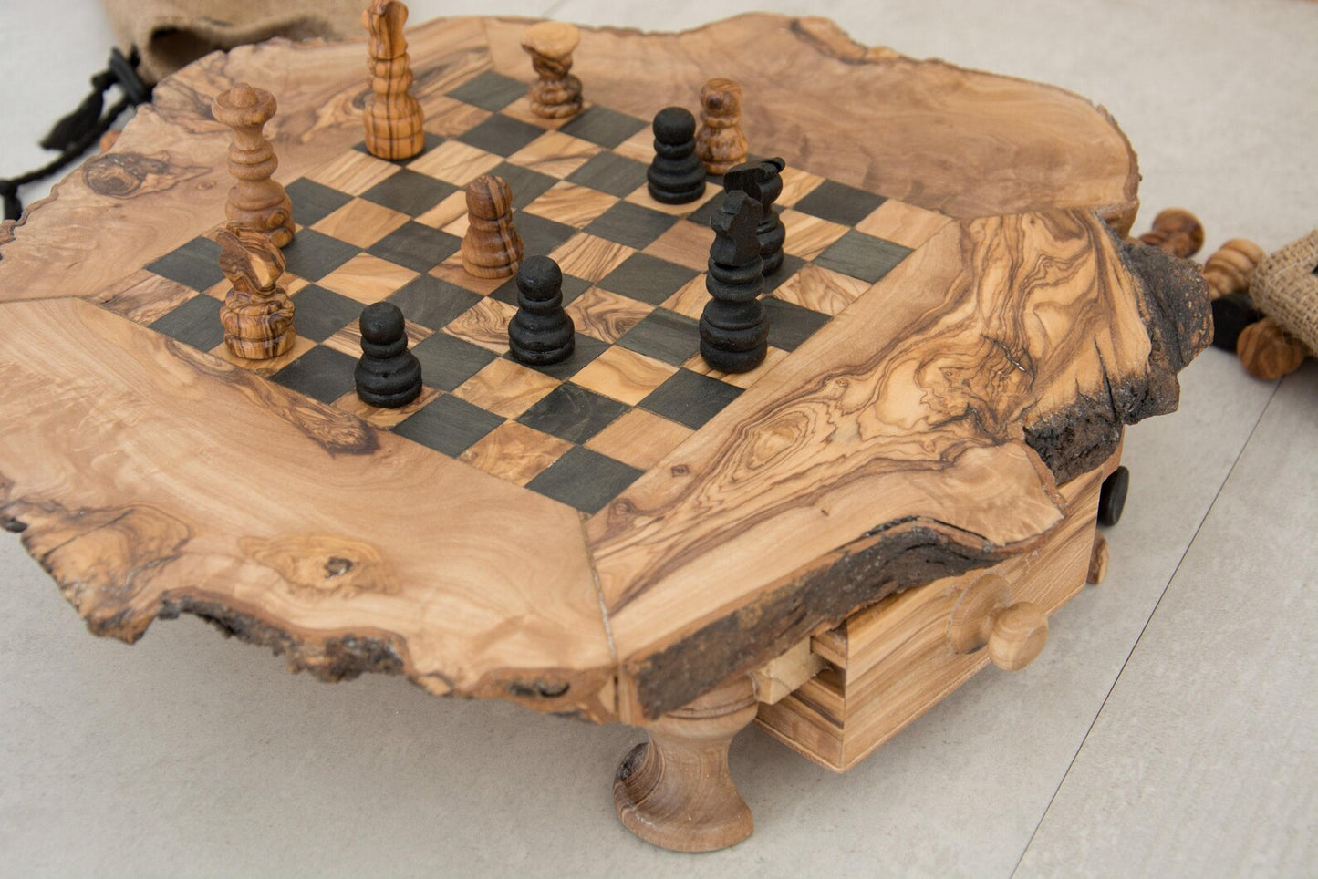 Schachbrett aus Olivenholz mit rustikalem Spielfeld und natürlicher Maserung