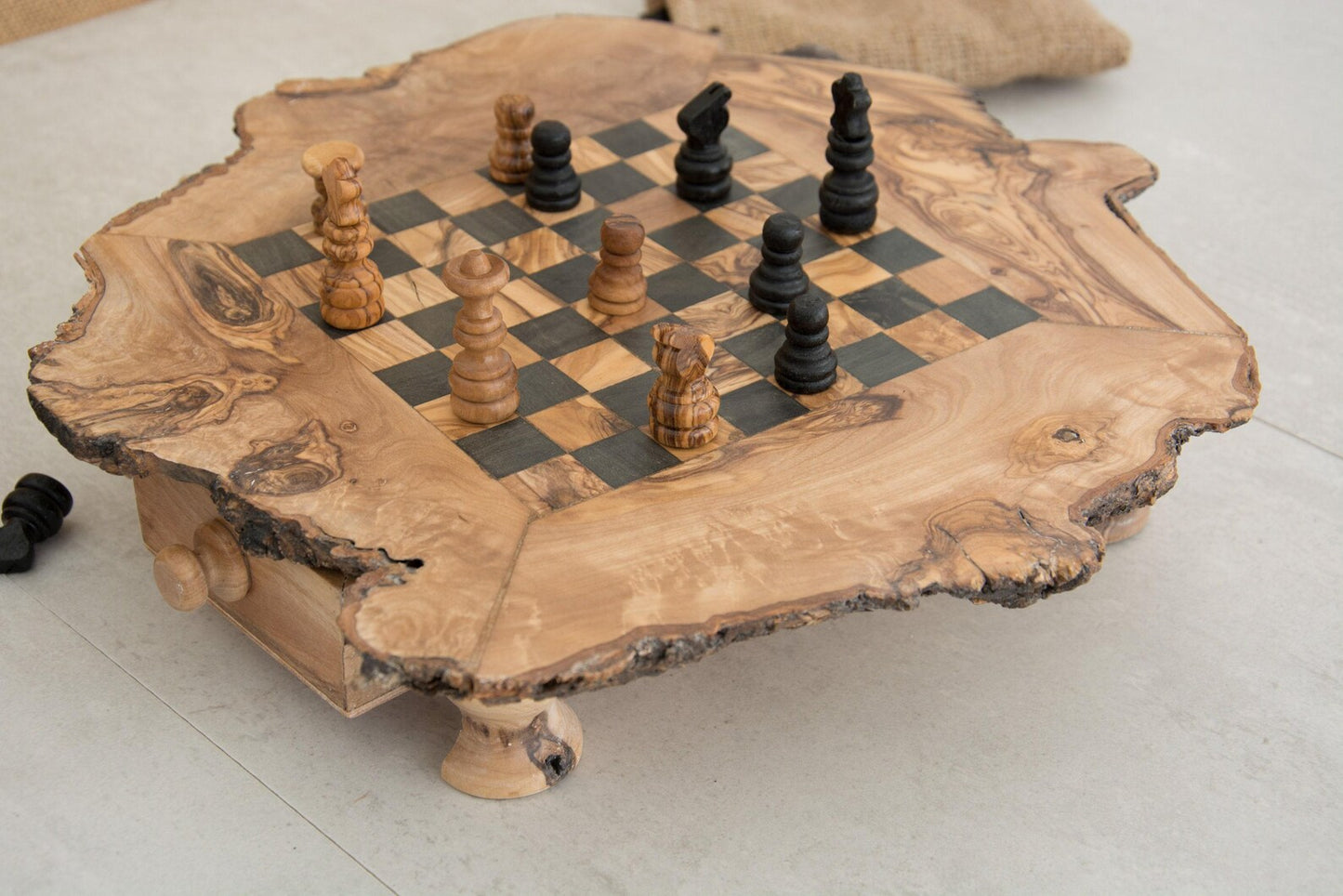 Rustikales Schachbrett aus Olivenholz mit handgeschnitzten Figuren und natürlichen Kanten