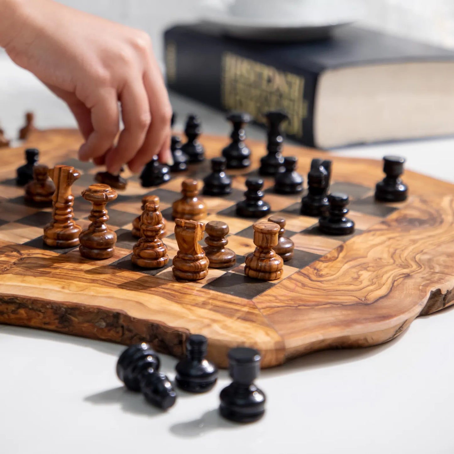 Handgemachtes Schachspiel aus Olivenholz auf Tisch – edles Design