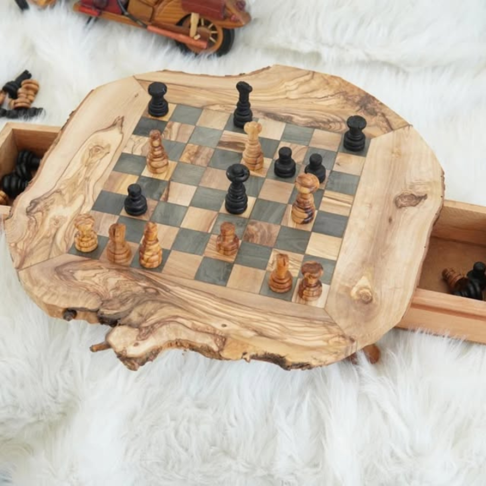 Schachbrett aus Olivenholz mit natürlichen Kanten
