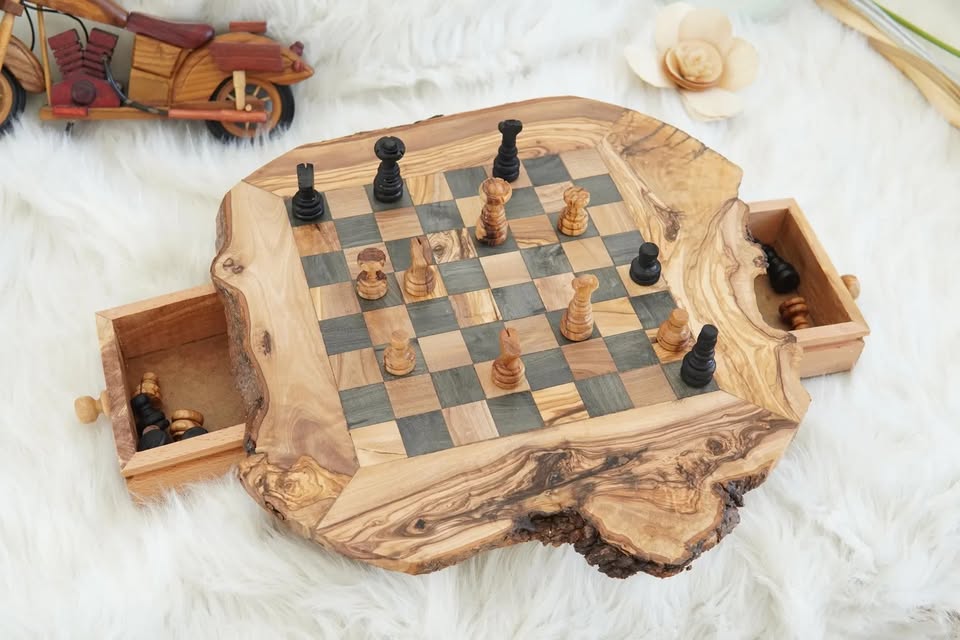 Rustikales Schachspiel aus Olivenholz, handgefertigt und einzigartig

