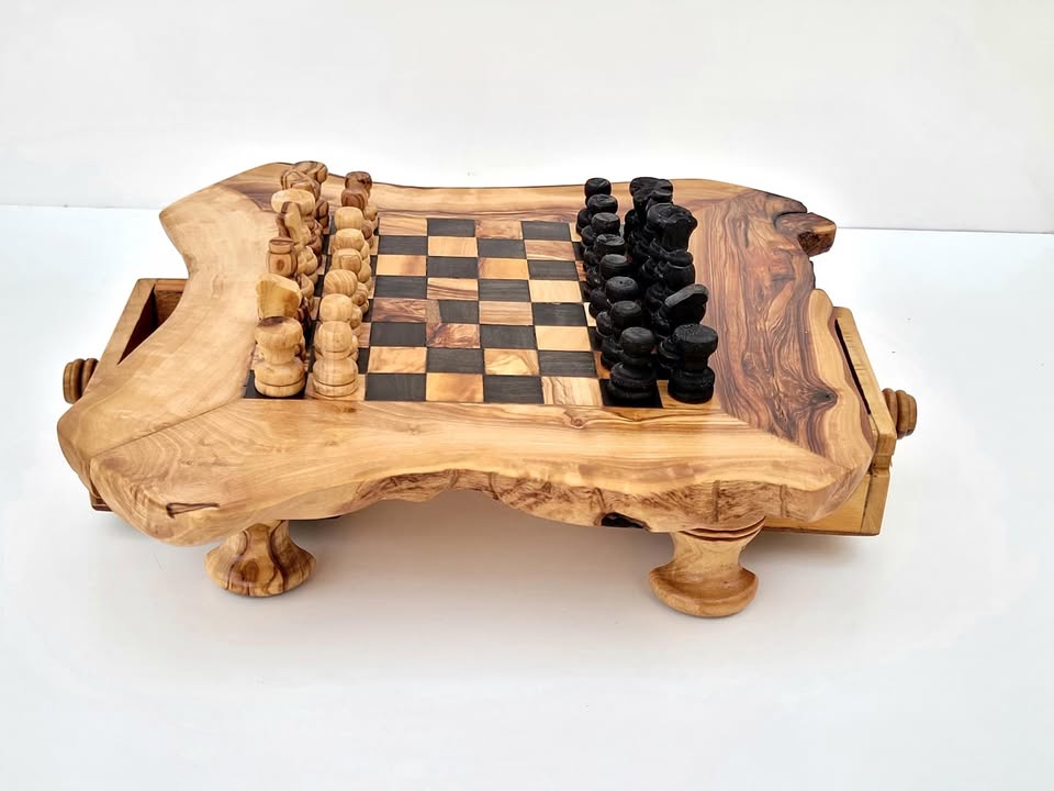 Handgemachtes Schachspiel aus Olivenholz auf Tisch – edles Design